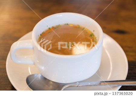 洋食屋の野菜入りコンソメスープ 137363020