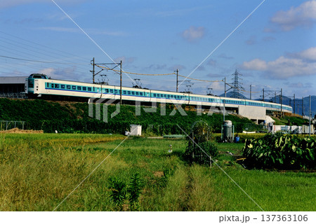 2007年 築堤を走る381系L特急くろしお送込み回送電車 2007年 築堤を走る381系L特急くろしお送込み回送電車 137363106