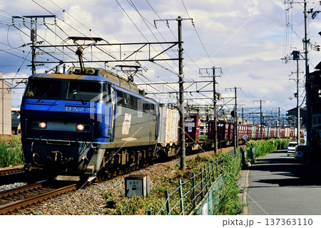 2007年　東海道本線を走るEF200-901コンテナ貨物列車 137363110