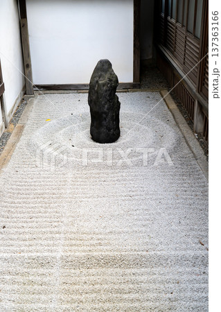 京都　東山泉涌寺別院　雲龍院（瑠璃山）　坪庭の枯山水（真黒石を島に見立てた海原の景色） 137363166