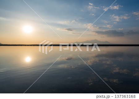 夕暮れの御輿来海岸に染まる夕焼け 137363168