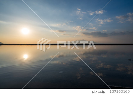 夕暮れの御輿来海岸に染まる夕焼け 137363169