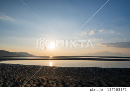 夕暮れの御輿来海岸に染まる夕焼け 137363171