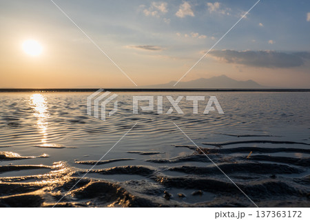 夕暮れの御輿来海岸に染まる夕焼け 137363172