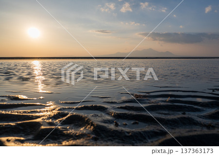 夕暮れの御輿来海岸に染まる夕焼け 137363173