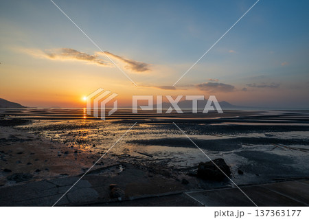 夕暮れの御輿来海岸に染まる夕焼け 137363177