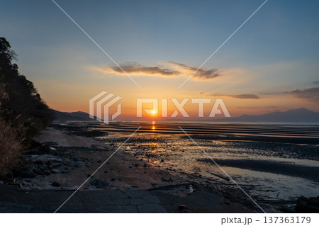 夕暮れの御輿来海岸に染まる夕焼け 夕暮れの御輿来海岸に染まる夕焼け 137363179