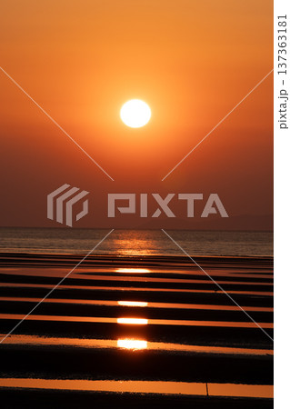 夕暮れの御輿来海岸に染まる夕焼け 夕暮れの御輿来海岸に染まる夕焼け 137363181