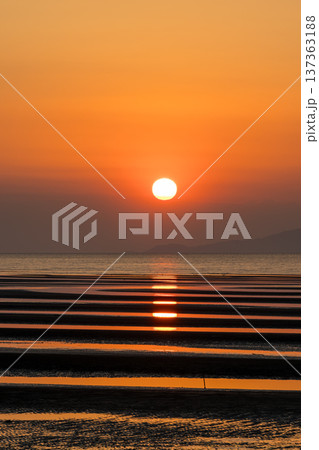 夕暮れの御輿来海岸に染まる夕焼け 137363188