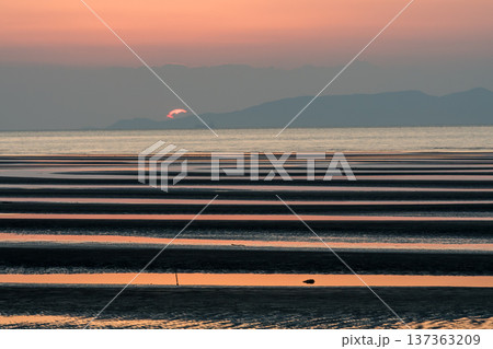 夕暮れの御輿来海岸に染まる夕焼け 137363209