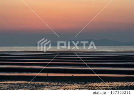 夕暮れの御輿来海岸に染まる夕焼け 137363211