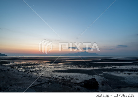 夕暮れの御輿来海岸に染まる夕焼け 137363219