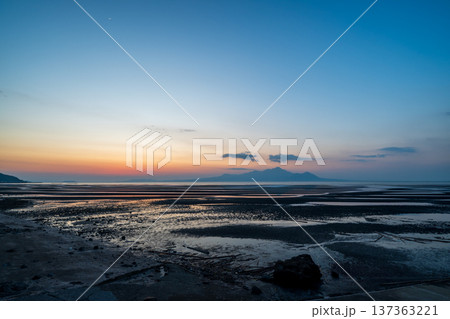 夕暮れの御輿来海岸に染まる夕焼け 夕暮れの御輿来海岸に染まる夕焼け 137363221