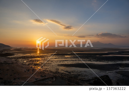 夕暮れの御輿来海岸に染まる夕焼け 137363222
