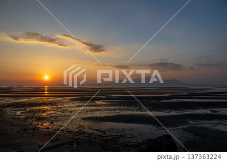 夕暮れの御輿来海岸に染まる夕焼け 137363224