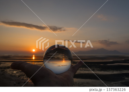 夕暮れの御輿来海岸に染まる夕焼け 137363226