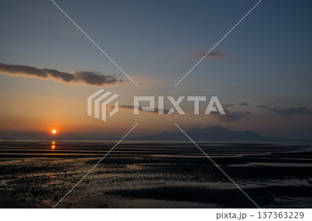 夕暮れの御輿来海岸に染まる夕焼け 夕暮れの御輿来海岸に染まる夕焼け 137363229