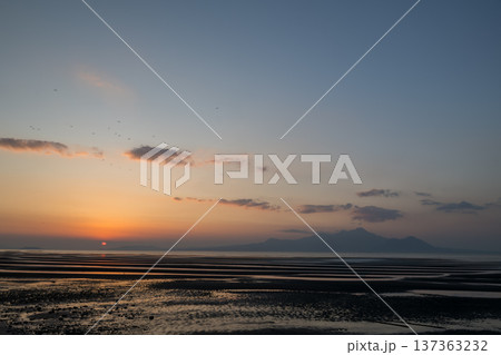 夕暮れの御輿来海岸に染まる夕焼け 137363232