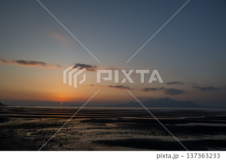 夕暮れの御輿来海岸に染まる夕焼け 夕暮れの御輿来海岸に染まる夕焼け 137363233