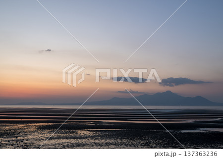 夕暮れの御輿来海岸に染まる夕焼け 夕暮れの御輿来海岸に染まる夕焼け 137363236