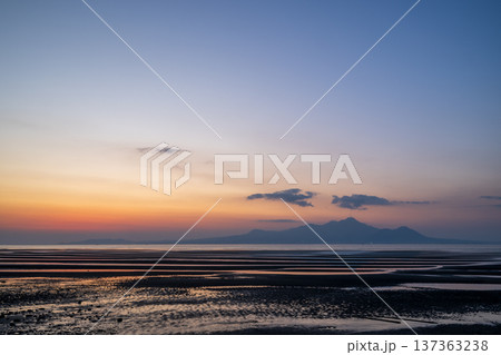 夕暮れの御輿来海岸に染まる夕焼け 137363238