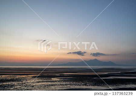夕暮れの御輿来海岸に染まる夕焼け 137363239
