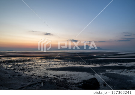 夕暮れの御輿来海岸に染まる夕焼け 夕暮れの御輿来海岸に染まる夕焼け 137363241