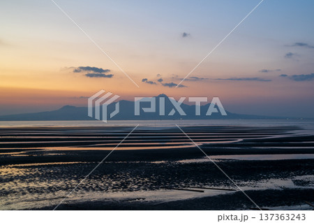 夕暮れの御輿来海岸に染まる夕焼け 137363243