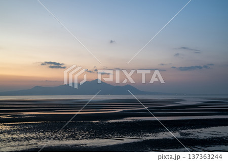 夕暮れの御輿来海岸に染まる夕焼け 137363244