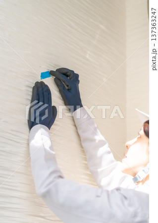 外壁のマーキング・検査をする女性技術者 137363247