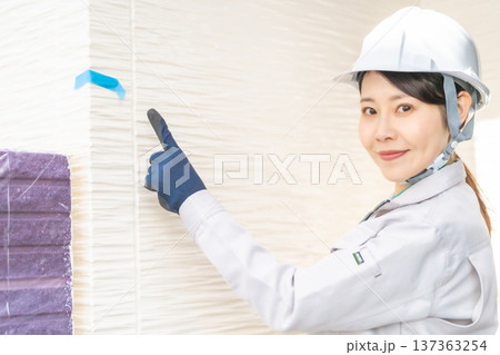 外壁のマーキング・検査をする女性技術者 137363254