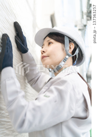 住宅の点検・メンテナンスを行う女性の建築技術者 137363257