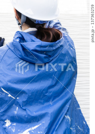 住宅の点検・メンテナンスを行う女性の建築技術者 顔無し 住宅の点検・メンテナンスを行う女性の建築技術者 顔無し 137363259