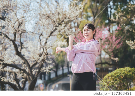 屋外でストレッチをする女性 ランニング前後の準備運動 健康的な運動習慣 屋外でストレッチをする女性 ランニング前後の準備運動 健康的な運動習慣 137363451
