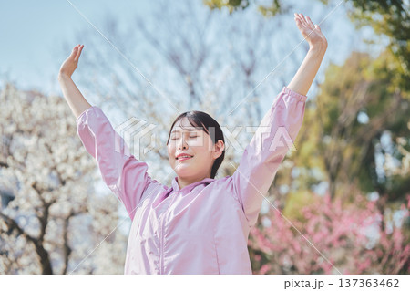 屋外でストレッチをする女性 ランニング前後の準備運動 健康的な運動習慣 137363462