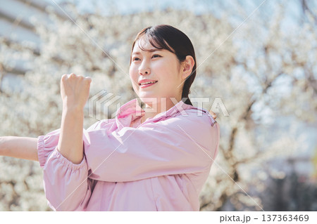 屋外でストレッチをする女性 ランニング前後の準備運動 健康的な運動習慣 137363469