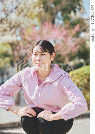 屋外でストレッチをする女性 ランニング前後の準備運動 健康的な運動習慣 137363474