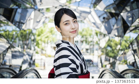 東急プラザ表参道の鏡の反射が美しいモダンな和装の日本人女性 137363515