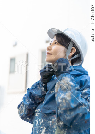現場で活躍するプロフェッショナルな女性 現場で活躍するプロフェッショナルな女性 137363657