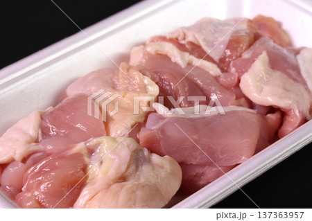 トレーに入った鶏もも肉のブロック　クローズアップ 137363957