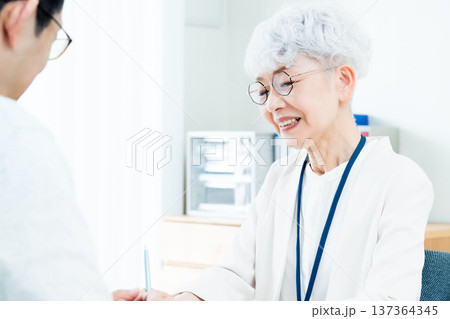 相談を受けるシニア女性 137364345
