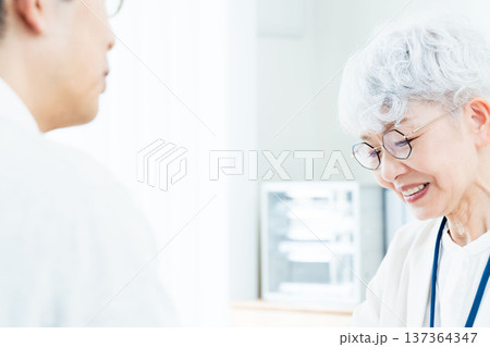 相談を受けるシニア女性 137364347