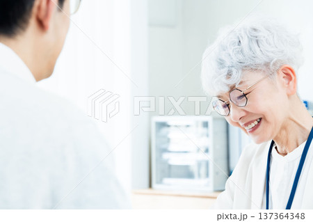 相談を受けるシニア女性 相談を受けるシニア女性 137364348