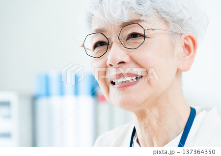 相談を受けるシニア女性 137364350