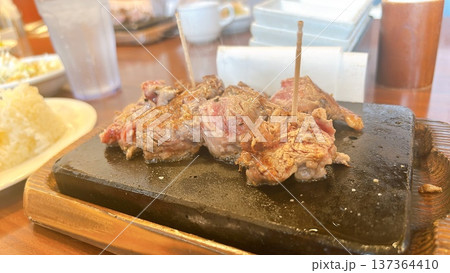 おいしいステーキハウスのカットステーキ 137364410