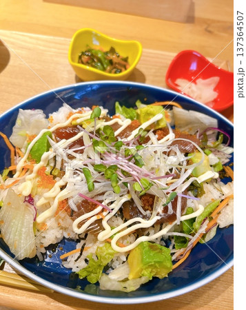 マグロとサーモンの海鮮丼 マグロとサーモンの海鮮丼 137364507