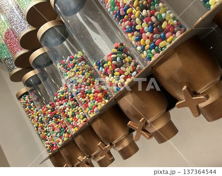 おしゃれなキャンディーディスプレイ 137364544