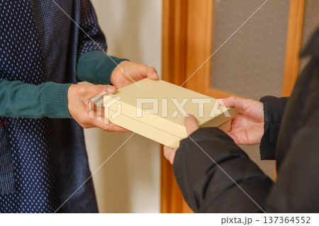 感謝を伝える贈り物の受け渡し：日本の習慣、お裾分けと手土産の手元カット 137364552