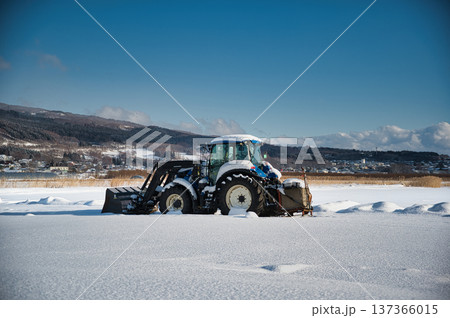 雪原に眠るトラクター 137366015