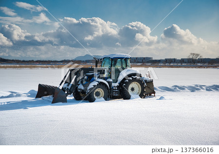 雪原に眠るトラクター 137366016